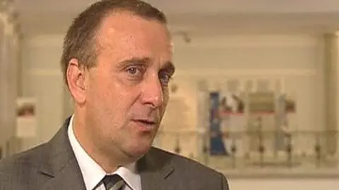 Schetyna: władza dla samorządów, pieniądze dla budżetówki