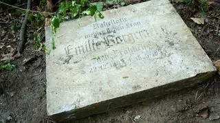 Nagrobki prawdopodobnie pochodzą z cmentarza ewangelickiego