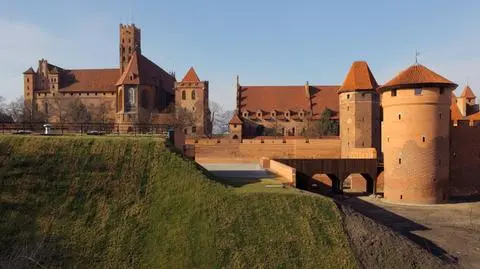 Turyści przejdą przez historyczną bramę zamku Krzyżaków 