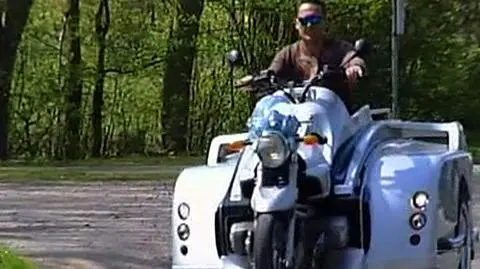 Niepełnosprawny śmiga na motorze