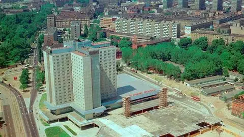 Hotel Poznań: powstał w 4 lata, 
właśnie skończył 35