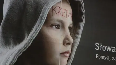 "Ty kretynie". Przemoc słowna też boli