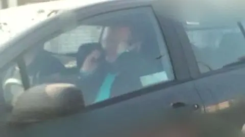 Dwie komórki w dłoniach. Jazda bez trzymanki