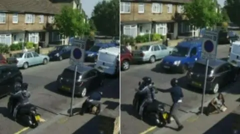 Lewisham, Londyn. Zuchwały napad na kobietę, zerwany naszyjnik