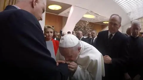 Papież ucałował rękę ofiary pedofilii. "Zaszkliły mu się oczy"