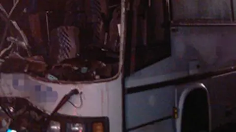 Autobus uderzył w ciężarówkę. Są ranni