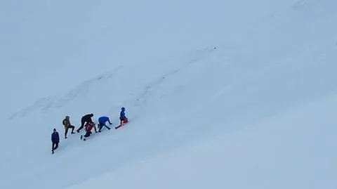 Tatry. Grupa turystów wspinała się po oblodzonym szlaku w adidasach