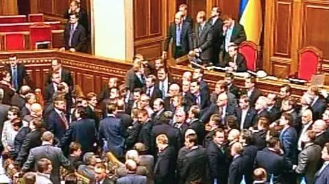 Krzesła blokują mównicę w Kijowie