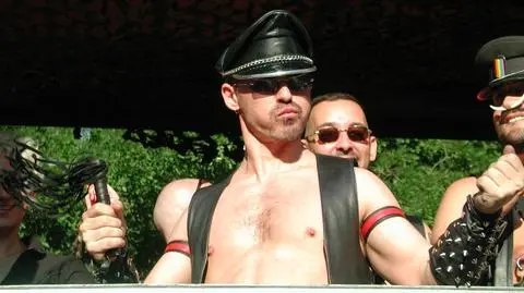 Policjanci wcielają się w gejów