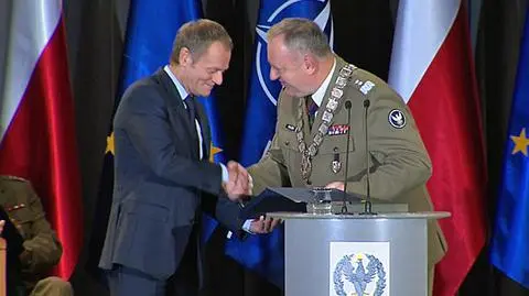 Tusk z tytułem "Człowieka Wielkiej Wiedzy, Honoru i Wspaniałego Serca"