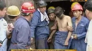 69 górników uwięzionych pod ziemią od niedzieli w jednej z kopalń węgla kamiennego w środkowych Chinach zostało uratowanych. (APTN)