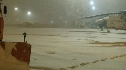 Śnieg i porzucony bagaż paraliżują Okęcie