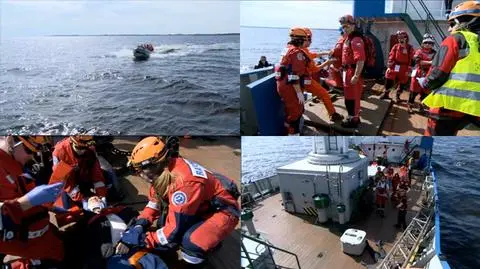 Anakonda z powietrza, harcerze na łodziach. 
Ćwiczyli ratowanie z płonącego statku