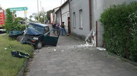 Pijany wjechał w dom. Miał sądowy zakaz siadania za kółkiem