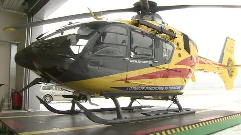 Śmigłowiec jest wysuwany z hangaru na napędzanej elektrycznie platformie