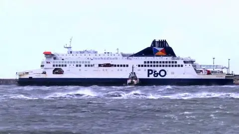 Prom utknął na mieliźnie w Calais we Francji