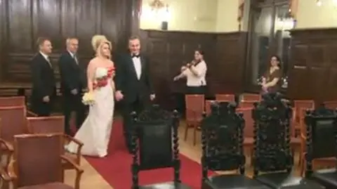 Udzielił 26 472 ślubów. Teraz sam powiedział "tak"