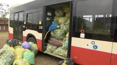 Akcja ZTM w Gdańsku. Autobus wypełniony plastikowymi butelkami.