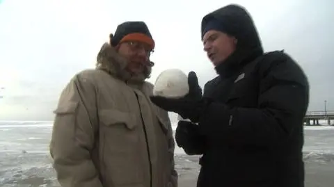 Morze koło Jastarni wyrzuciło na plażę lodowe kule