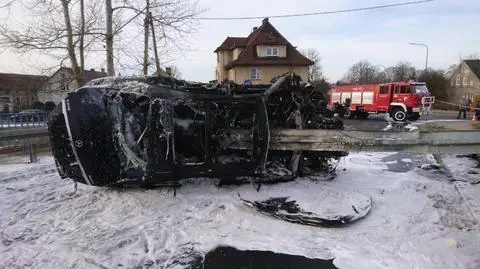 Strażacy po służbie wyciągnęli człowieka z płonącego auta