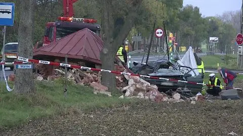 Samochód wjechał w przystanek. Trzy osoby nie żyją