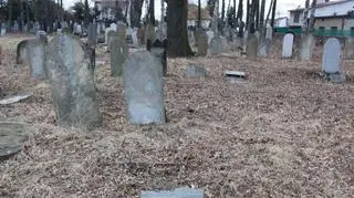 Według świadków mężczyzna rozbił 13 nagrobków