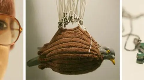 Bond i kamera między piersiami