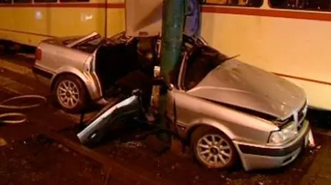 Zakleszczony między tramwajem 
 a słupem
