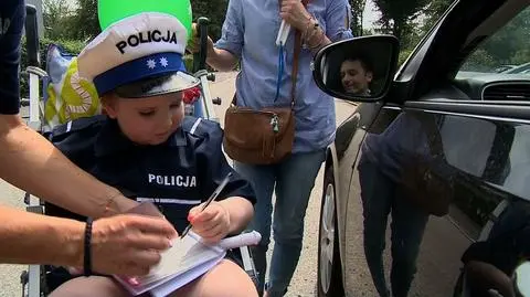 Malwinka została policjantką. Zaczęła od wypisania tacie mandatu