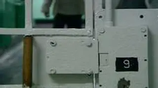 Przez cztery miesiące głodował w areszcie. Przez cztery miesiące praktycznie znikał w oczach więziennych władz. Do szpitala trafił za późno, głodował tak skutecznie, że już nikt nie mógł mu pomóc. To nieprawdopodobne, ale taki horror rozegrał się naprawdę w krakowskim areszcie. (Prosto z Polski TVN24)