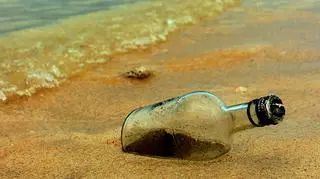 Butelka leżała w piasku na plaży w Portobello