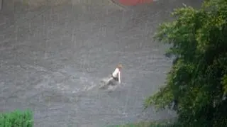 Niedziela w wielu miejscach zapowiadała się na ładną, ale okazało się to złudne. Nagłe burze przeszły między innymi nad Warszawą i Gdańskiem. Jak pokazał nam nasz internauta z Gdańska ulice tam zamieniły się w prawdziwe potoki.