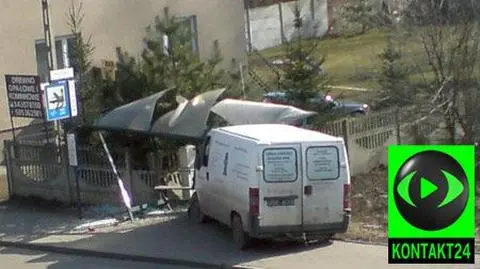 Staranował przystanek autobusowy