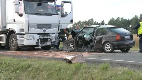 Tragiczne zderzenie tira z osobówką. Nie żyje kobieta