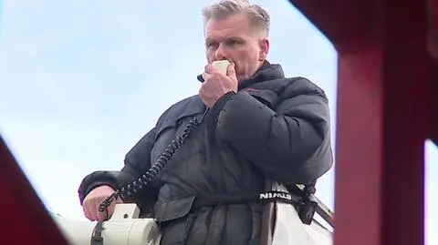 Przykuł się do reklamy, bo nie chce opuścić warsztatu. Miasto: sam winien takiej sytuacji