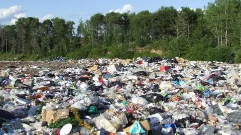 Wojskowe dzikie wysypisko obok źródła wody dla Moskwy