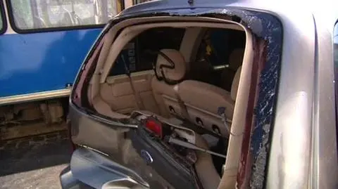 Mercedes wpadł na auto, potem na tramwaj i pieszego
