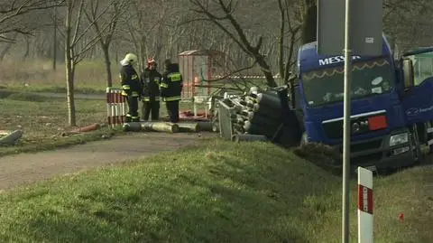 Tir z butlami z gazem. Przewrócił się w Szreniawie. Dk5 zablokowana