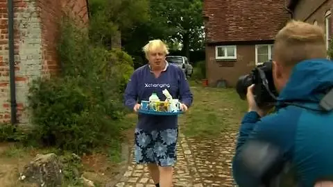 Herbata zamiast przeprosin. Boris Johnson częstuje dziennikarzy