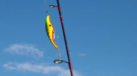 Pijany kradł flagi na... wędkę