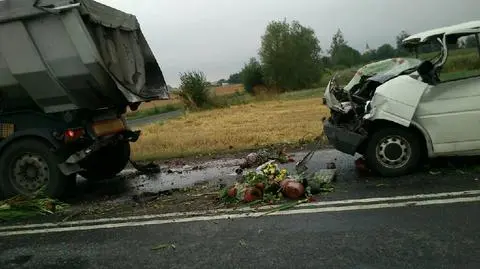 Bus wbił się w tył ciężarówki