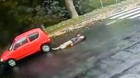 35-latek po uderzeniu leżał przez dłuższą chwilę nieruchomo na jezdni