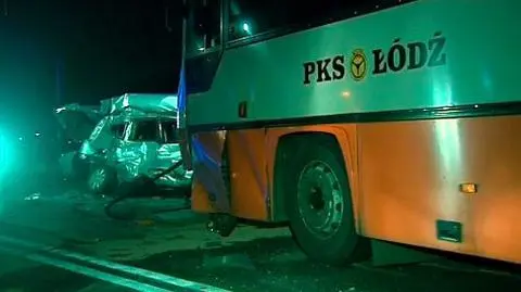Daewoo 
rozbił się na autobusie