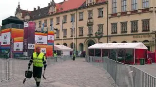Strefa kibica podzielona. Od wtorkowego poranka mieszkańcy centrum Wrocławia bez większych przeszkód mogą znaleźć drogę do Sukiennic. Dodatkowe przejścia będą jednak dostępne tylko wtedy, gdy strefa jest nieczynna.
