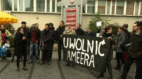 Funkcjonariusze mieli bić i kopać Ameera Alhawlanegi