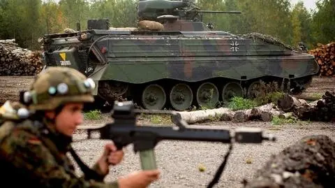 Niemcy na ćwiczeniach NATO. Kije od mioteł zamiast karabinów