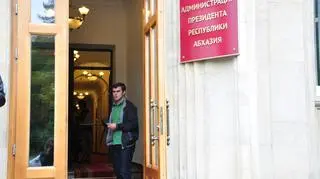 Wejście do siedziby prezydenta przy ul. Łakoby w Suchumi
