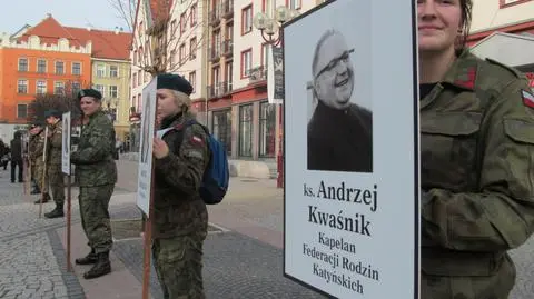 Kilkadziesiąt osób stanęło z portretami na Świdnickiej