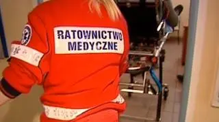 2.03 | Lekarka Bożena W., która zbyt pochopnie stwierdziła zgon starszej kobiety, ma na swoim koncie też inne pomyłki lekarskie. Ciąży na niej wyrok za nie udzielenie pomocy i narażenie pacjenta na utratę życia. Kobieta zawarła ugodę z poszkodowanym i uniknęła kary, ale nie wywiązała się z obowiązku wypłacenia odszkodowania. Taka przeszłość nie przeszkadza dyrektorowi szpitala w Szczecinku, gdzie nadal pracuje.(TVN24)