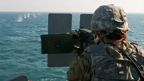 Strzelanie do zabójczego pomidora. Ćwiczenia US Navy